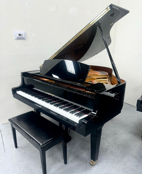 Yamaha GH1 Baby Grand Piano 5'3